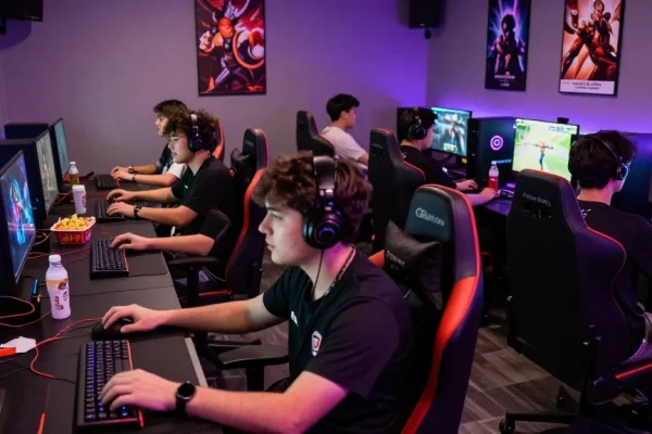Topup akun game di NAGA2000 dengan QRIS tanpa biaya admin setiap hari, menampilkan suasana komunitas gamer yang dinamis.
